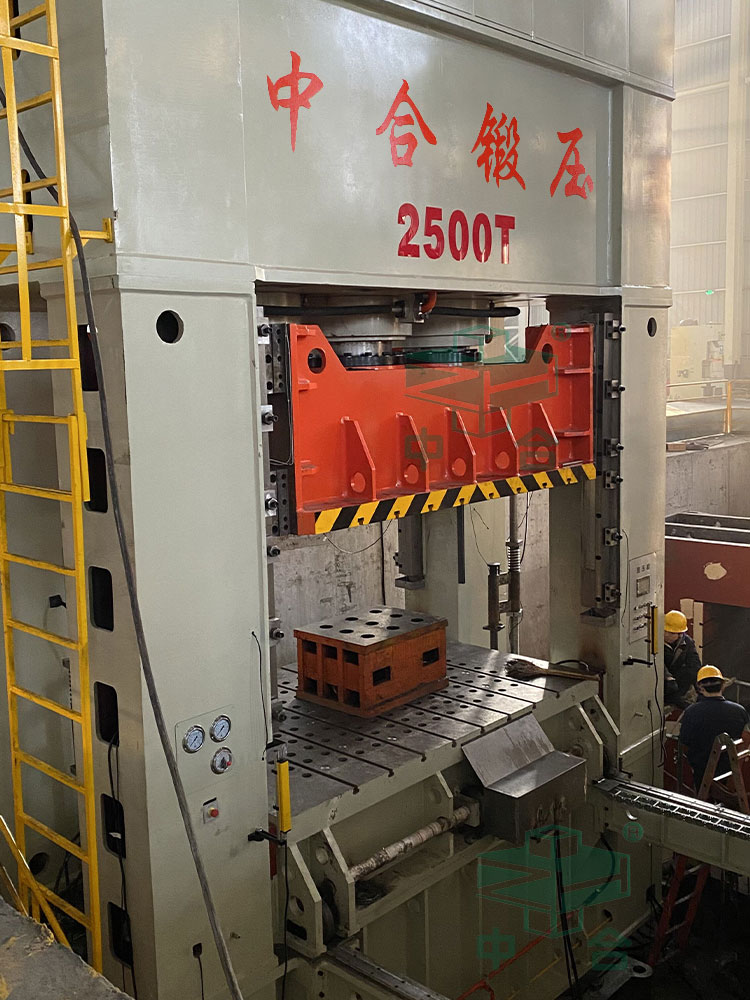 250吨框架式液压机安装完成 250吨框架式液压机安装完成