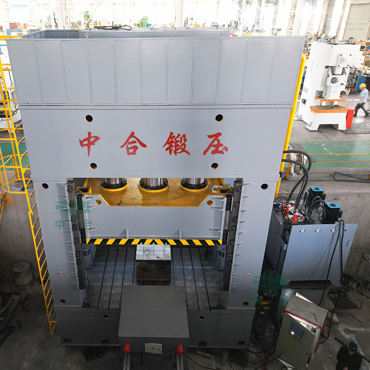 2000吨框架式液压机车间实物.jpg 2000吨框架式液压机车间实物.jpg