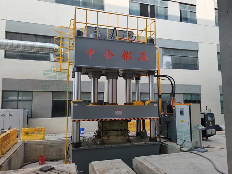 1000吨三梁四柱液压机.jpg 1000吨三梁四柱液压机.jpg