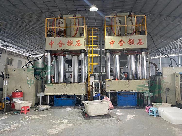 1000吨四柱液压机.jpg 1000吨四柱液压机.jpg
