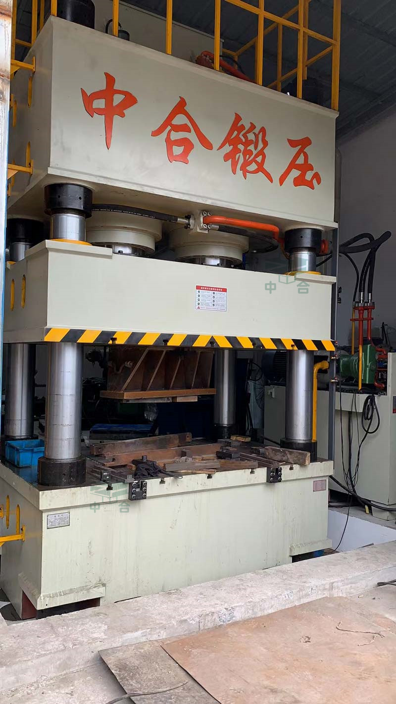 1000吨四柱液压机加工桨叶现场
