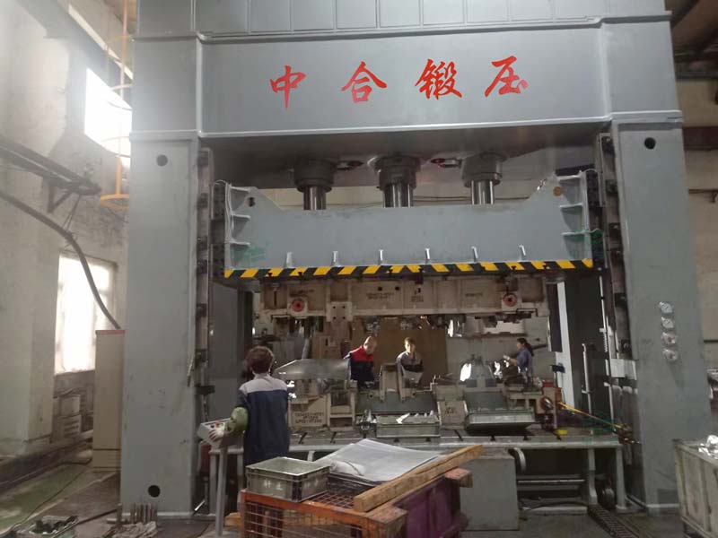 630吨汽车配件拉伸液压机现场 630吨汽车配件拉伸液压机现场